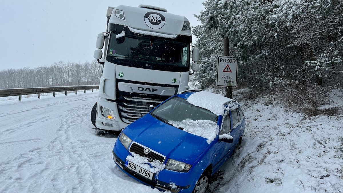 Sníh ve středních Čechách komplikoval dopravu. Bouralo se i na dálnicích